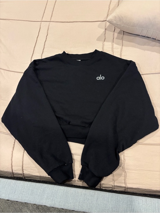 ALO Yoga Sweaters - ALO Yoga Black Crewneck Sweatshirt with Logo Tag